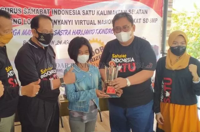 SELAMAT: Juara pertama untuk kategori SD, Loveeta Layla Janna dari SD Kartika V-6. | FOTO: ENDANG SYARIFUDDIN/RADAR BANJARMASIN