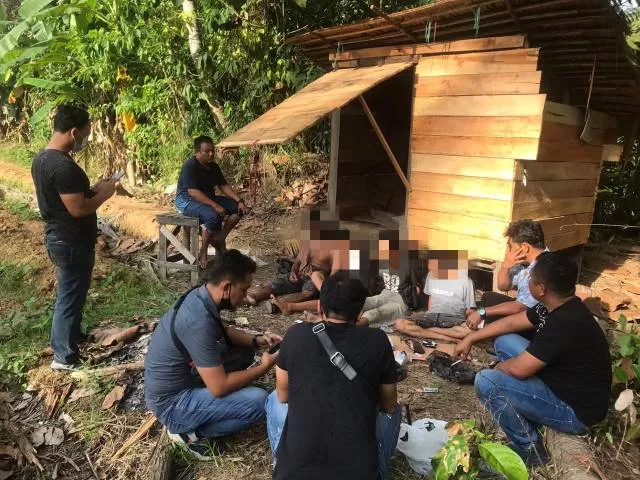 TAK BERKUTIK: Empat warga Desa Pamangkih, Hulu Sungai Tengah terciduk saat transaksi sabu di pondok. Mereka langsung digrebek Sat Res Narkoba Polres HST: | Foto: Humas Polres HST