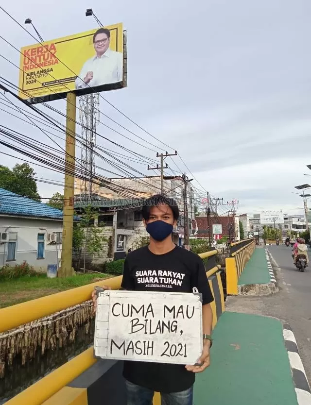 KRITIK: Mahasiswa UIN Antasari berpose di depan baliho tokoh-tokoh nasional yang asyik berkampanye untuk menyongsong pemilu 2024. Sentilan yang cerdas.