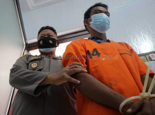 TAK BERKUTIK: Kapolsek Tapin Utara Iptu Sugiyono saat press release dan menunjukkan tersangka Muhammad Arsyad.