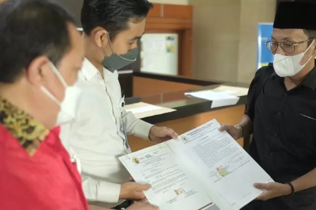 SERAHKAN AMANAH: Ketua Komisi IV, M Lutfi Syaifuddin didampingi Wakil Ketua Komisi III, HM Rosehan NB menyerahkan surat tuntutan melalui staf Tata Usaha dan Informasi Publik Kementerian sekretariat Negara, Kamis (2/9) pagi.