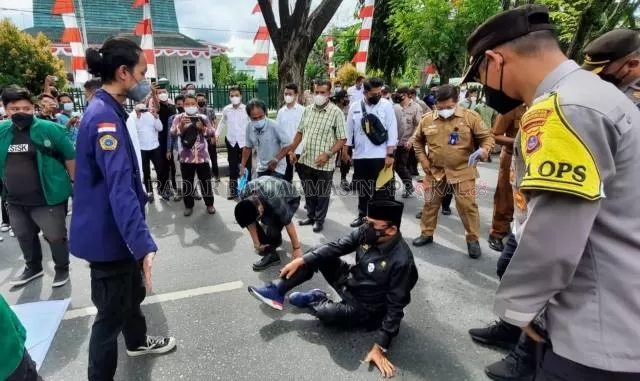 LESEHAN: Ketua DPRD Kalsel, Supian HK ikut lesehan di jalan saat menemui pendemo, awal pekan tadi. | FOTO: ENDANG SYARIFUDDIN/RADAR BANJARMASIN