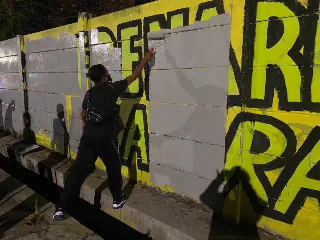 Penghapusan mural kritis di pagar beton eks Pelabuhan Marla oleh Satpol PP Banjarmasin hanya memicu kemunculan mural lainnya.