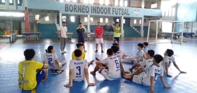 COACHING CLINIC: Edy Susanto yang menjadi pelatih tim Liga Pro, BBK Kancil Pontianak bersedia memberikan serangkaian materi kepada para pemain futsal Banjarmasin yang akan berlaga di Kejurprov Kalsel.