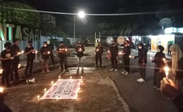 NYALAKAN LILIN: Mahasiswa Universitas Islam Negeri (UIN) Antasari menggelar aksi mengenang Munir di depan kampus.