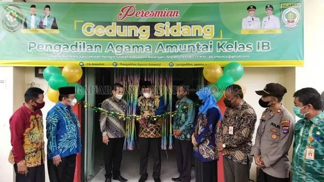 SEMENTARA: Ketua Pengadilan Tinggi Agama Banjarmasin Helmy Thohir (kanan) meresmikan Balai Sidang PA Amuntai di Balangan. | FOTO: WAHYUDI/RADAR BANJARMASIN.