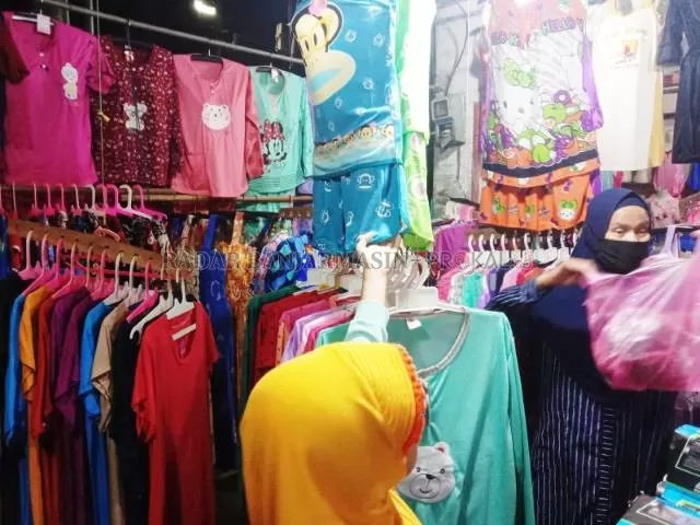 MASIH BANYAK: Lapak pedagang pakaian belum berani menambah pasokan dagangannya.