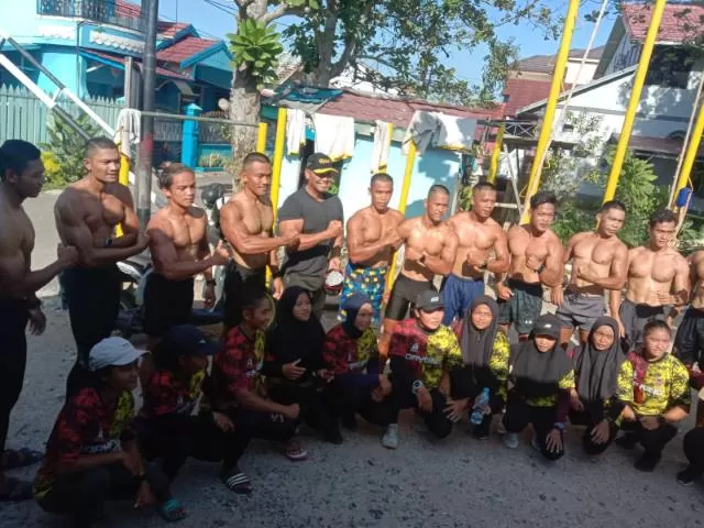 SELALU SEMANGAT: Ketua Umum KONI Kalsel Bambang Heri Purnama (topi hitam) berfoto bersama bersama atlet dayung Kalsel yang akan tampil di PON XX 2021 Papua.