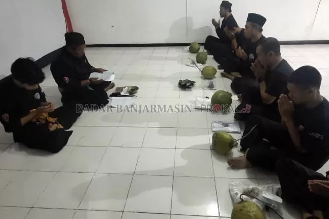 BASARAH PIDUDUK: Tradisi penyerahan seserahan dari murid baru kepada guru. Prosesi adat ini sudah langka di Banjarmasin. | FOTO: WAHYU RAMADHAN/RADAR BANJARMASIN