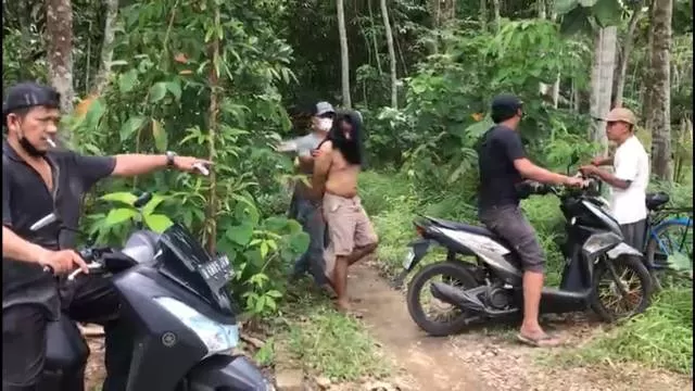 TAK BERKUTIK: Dua dari tiga budak sabu diringkus Tim Opsnal Jhon Lee Cs, Sat Res Narkoba Polres HST.