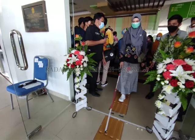 GUIDING BLOCK: Setelah jalur untuk tongkat penuntun ini, RSUD Sultan Suriansyah juga akan menggunakan huruf braille pada layanannya. | FOTO: WAHYU RAMADHAN/RADAR BANJARMASIN