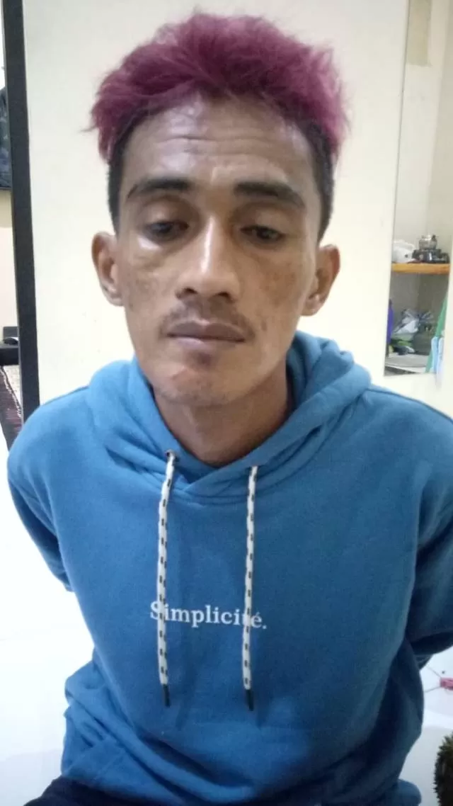 PENGEDAR: SY diamankan aparat Polres Tanbu. Dia tertangkap basah memiliki puluhan paket sabu.