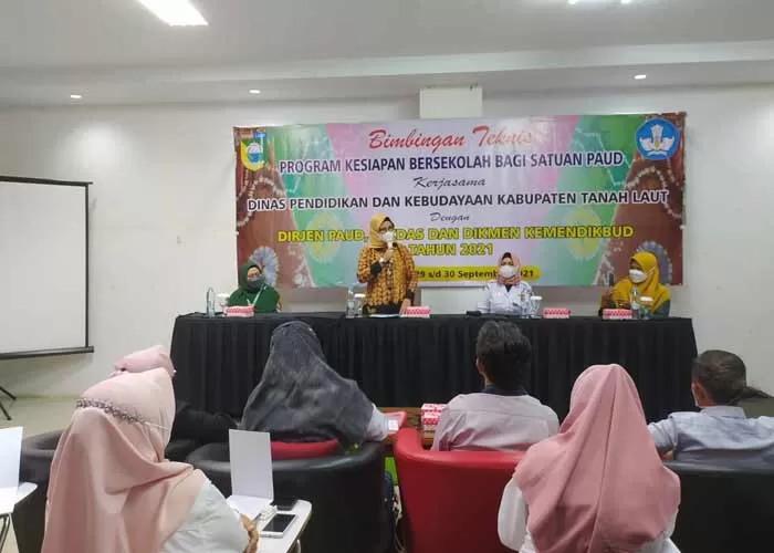BIMTEK : Arahan Bunda Pendidikan Anak Usia Dini Tanah Laut Hj Nurul Hikmah Sukamta. |  Foto: Diskominfo untuk Radar Banjarmasin