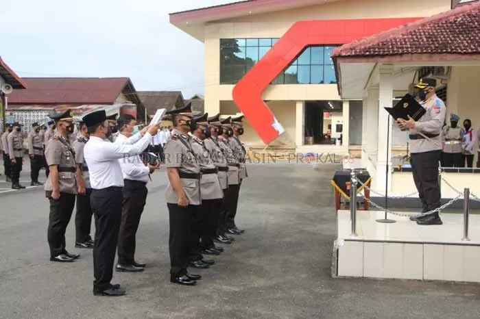 ROTASI: Serah terima jabatan dipimpin Kapolres Kotabaru AKBP Gafur Aditya Siregar, Senin (4/10).