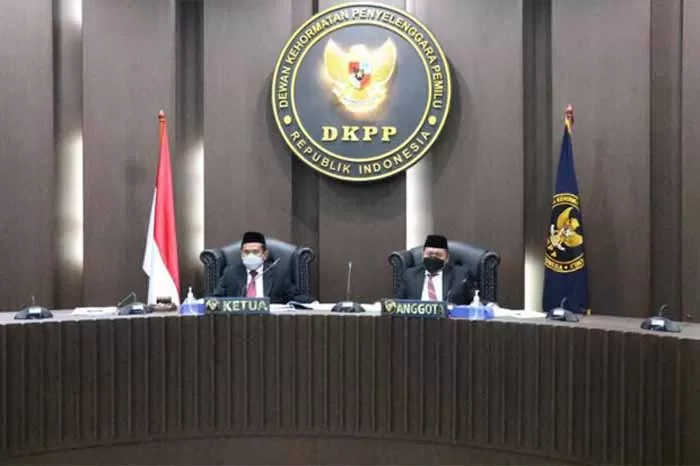 SUDAH LAMA DIPECAT: Dewan Kehormatan Penyelenggara Pemilu (DKPP) kala menjatuhkan sanksi pemberhentian tetap terhadap anggota KPU Kabupaten Banjar Abdul Karim Omar, 8 September lalu. Sampai saat ini KPU pusat masih belum meneruskan rekomendasi DKPP.