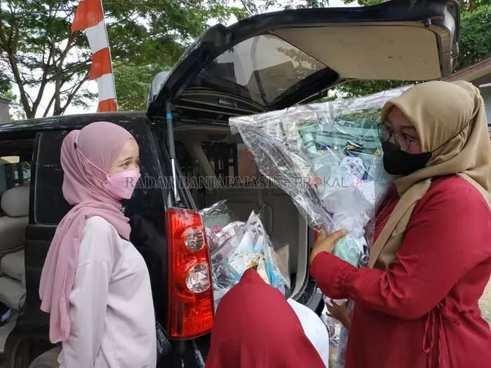 HADIAH: Pembeli sedang memilih buket untuk dijadikan hadiah wisuda. | FOTO: NORSALIM YAHYA/RADAR BANJARMASIN