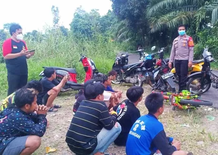 MERESAHKAN: Aparat Polsek Padang Batung mengamankan pelaku dan motor balap liar di Desa Karang Jawa, Padang Batung, HSS.