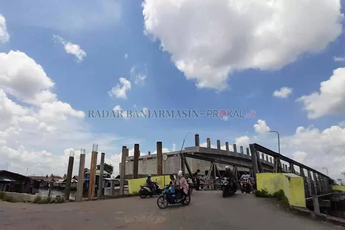 MASIH BERPROSES: Jembatan HKSN menghubungkan Kecamatan Banjarmasin Barat dan Utara. | FOTO: WAHYU RAMADHAN / RADAR BANJARMASIN