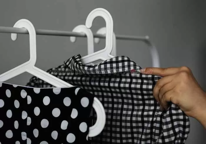 LAYAK PAKAI: Bisnis thrift shop kian tren di kalangan anak muda. Menjual T-Shirt, kemeja, jaket dan celana panjang yang masih layak pakai.