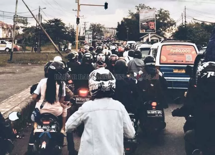 MACET: Pasca ditutupnya satu lajur di Jembatan Basit, kemarin sore, kemacetan panjang tak terelakkan lagi. Kendaraan menumpuk di kawasan Handil Bakti, Barito Kuala yang menuju Jalan Perumnas Banjarmasin. | Foto; M Oscar Fraby/Radar Banjarmasin