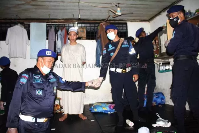 OBOK-OBOK: Petugas Satuan Operasional Kepatuhan Internal menggeledah ruang narapidana di Rutan Kelas II B Barabai. | Foto: Jamaluddin/Radar Banjarmasin
