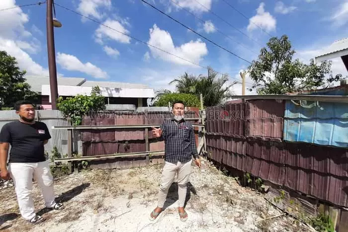 DITUTUP: Tampak pagar seng yang menutup akses alternatif antara Bumi Intan Rahayu Berkah dan Simpang Layang. | Foto: Wahyu Ramadhan/Radar Banjarmasin