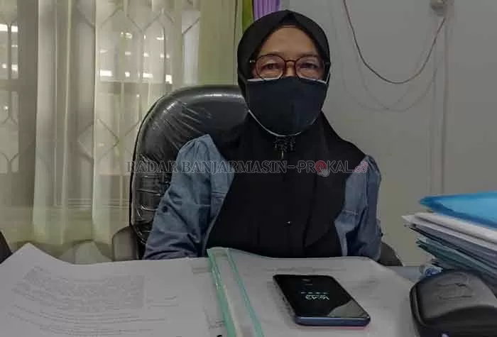 PAPARKAN KASUS: Kabid Pemberdayaan Perempuan dan Perlindungan Anak dari Dinas PPKBPPPA Kabupaten HSS Tatik Sri Rahayu ditemui di ruang kerjanya. FOTO SALAHUDIN/RADAR BANJARMASIN