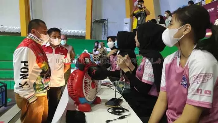 MEMANTAU: Ketua Umum IESPA Kalsel M Syarifuddin mendampingi Kepala Dispora Kalsel Hermansyah di event Festival Esports Kalsel Bergerak di GOR Hasanuddin HM Banjarmasin, kemarin (25/10).