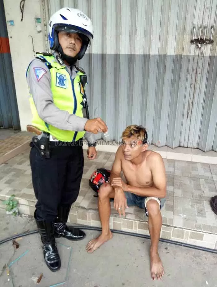 APES: Bripka M Saufi menunjukkan paket sabu yang sempat dibuang pengendara yang hendak ditilang tersebut.| Foto: Maulana/Radar Banjarmasin