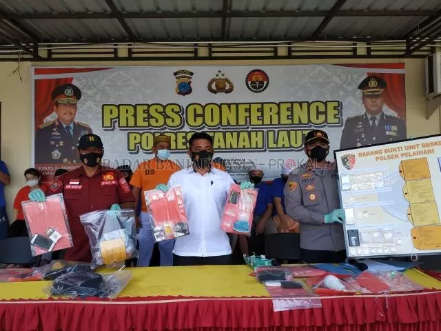 TUNJUKKAN : Kasat Narkoba Polres Tala AKP Avan Suligi didampingi Kapolsek Pelaihari Ipda  May Felly Manurung dan Kanit Gakkun Satpolair Teguh Triono ketika menunjukkan barang bukti