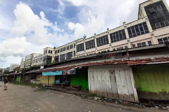 KUMUH: Banjarmasin Trade Center (BTC) di seberang terminal, Jalan Pramuka. Pemko bersiap untuk menata ulang aset mangkrak tersebut. Foto diambil kemarin (1/11). | FOTO: WAHYU RAMADHAN/RADAR BANJARMASIN