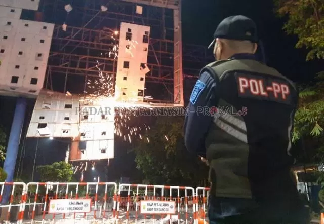 DIBONGKAR: Penertiban baliho bando di Jalan Ahmad Yani pada 29 Oktober lalu. | FOTO: WAHYU RAMADHAN/RADAR BANJARMASIN
