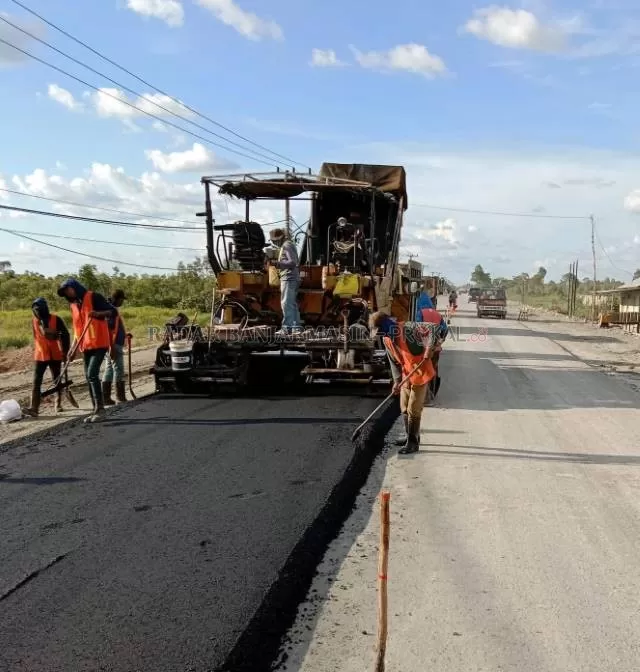 DIKELUHKAN: Pengaspalan di ruas jalan batas Kabupaten Tanah Laut. Pengerjaan proyek yang lambat dikeluhkan banyak pengguna jalan. | FOTO: M OSCAR FRABY/RADAR BANJARMASIN
