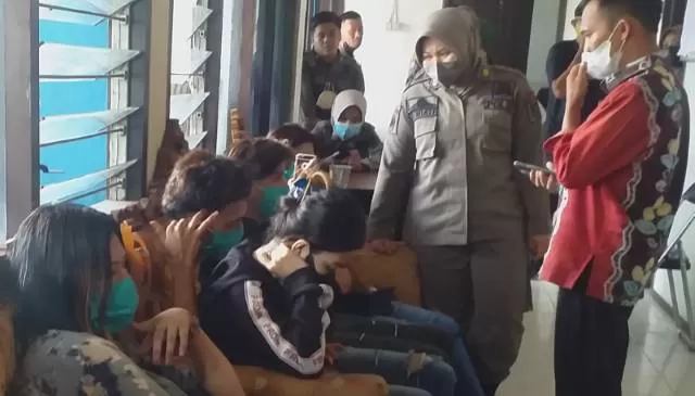 DIBINA : Para remaja yang diamankan Satpol PP Tabalong saat dimintai keterangan.