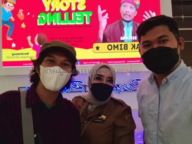 FOTO BERSAMA: Penulis dan Kepala Dispersip Nurliani Dardie berpose di sela-sela acara.