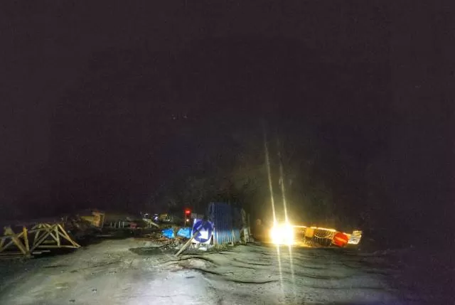 MEMBAHAYAKAN: Suasana perbaikan jalan dan jembatan yang minim pengamanan dan penerangan di jalan trans Kalimantan.