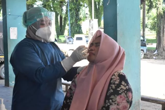 SWAB TEST: Pengunjung Pasar Tapandang Berseri Pelaihari diswab test Antigen oleh Dinkes Tala.
