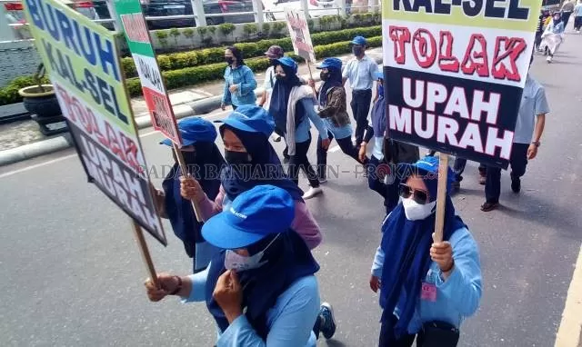TOLAK UMP: Ribuan buruh mendatangi gedung DPRD di Jalan Lambung Mangkurat, kemarin (25/11). | FOTO: ENDANG SYARIFUDDIN/RADAR BANJARMASIN