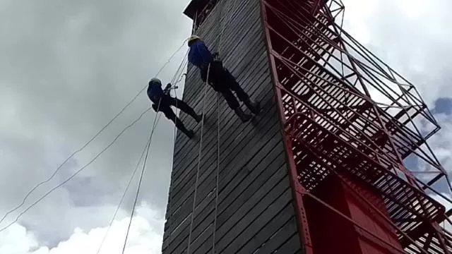 TURUNI DINDING: Anggota UPT Pemadam Kebakaran dan Penyelamatan Kota Banjarbaru dilatih melakukan operasi evakuasi korban di ketinggian oleh Basarnas Banjarmasin.
