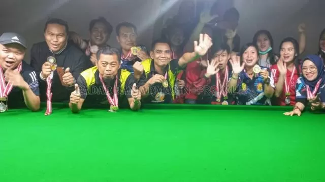 CERIA: Para jawara berfoto bersama di ajang Kejurprov Biliar Kalsel 2021 yang berlangsung di One Ball POOL & Cafe Banjarmasin.