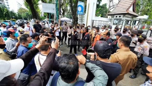 DEMO MINERBA: Aksi unjuk rasa sekelompok massa di depan g dung DPRD Kalsel yang meneriakkan agar kewenangan Minerba dikembalikan ke daerah beberapa waktu lalu.
