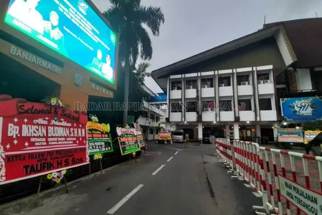 SELAMAT: Karangan bunga di halaman Balai Kota, berisi ucapan selamat kepada sekdako yang baru. | FOTO: WAHYU RAMADHAN/RADAR BANJARMASIN