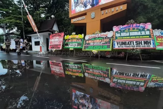 SELAMAT: Karangan bunga ucapan selamat untuk pelantikan sekretaris daerah berjejer di halaman Balai Kota. | FOTO: WAHYU RAMADHAN/RADAR BANJARMASIN