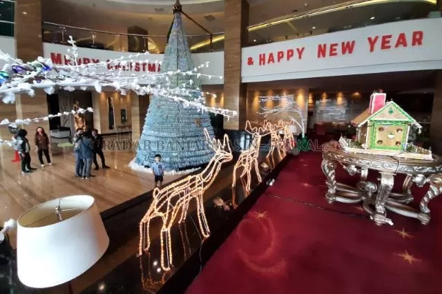 UNIK: Pohon Natal raksasa dari lima ribu botol plastik bekas ini bisa ditemui di lobi Galaxy Hotel di Jalan Ahmad Yani kilometer 2,5. | FOTO: WAHYU RAMADHAN/RADAR BANJARMASIN