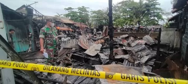 PERLU PENYELIDIKAN: Babinsa Kelurahan Teluk Dalam, Serma Munawar memeriksa lokasi kebakaran di Jalan Tunas Baru, kemarin sore. | FOTO: MAULANA/RADAR BANJARMASIN