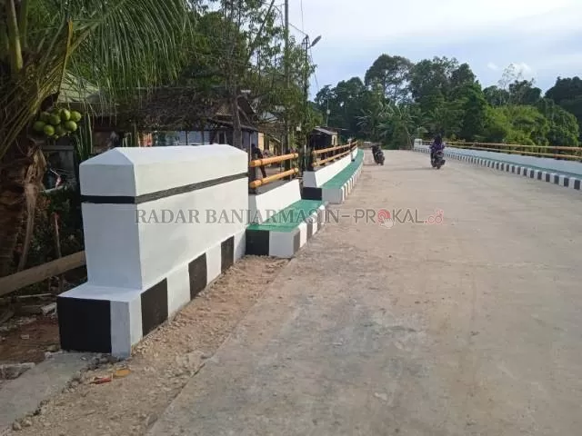 HAMPIR RAMPUNG: Jembatan Muara Uya Tabalong tinggal pengaspalan. Akhir tahun mendatang, jembatan ini harus sudah tuntas. | FOTO: M OSCAR FRABY/RADAR BANJARMASIN