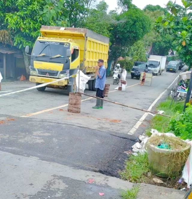 RUSAK: Pengendara melalui Jembatan Pinang Habang di Kecamatan Amuntai Tengah, harus lebih berhati-hati.