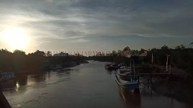 DILARANG MELAUT: Sejumlah kapal nelayan saat sandar di Kecamatan Takisung, Kabupaten Tanah Laut barubaru tadi. | FOTO:  SUTRISNO/RADAR BANJARMASIN