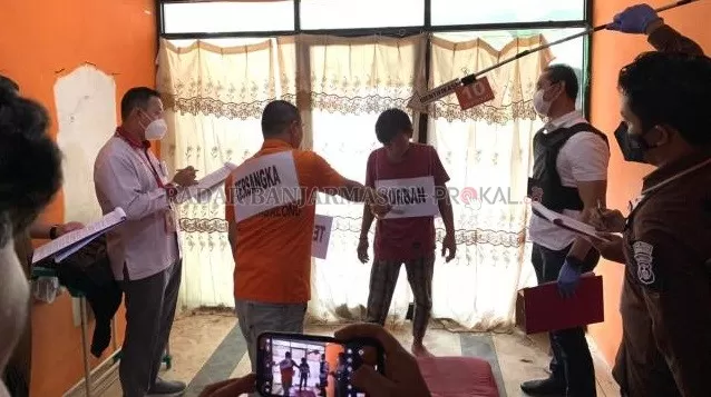 DITUSUK: Pelaku saat menusuk tubuh korbannya di reka ulang. | Foto: Ibnu/Radar Banjarmasin