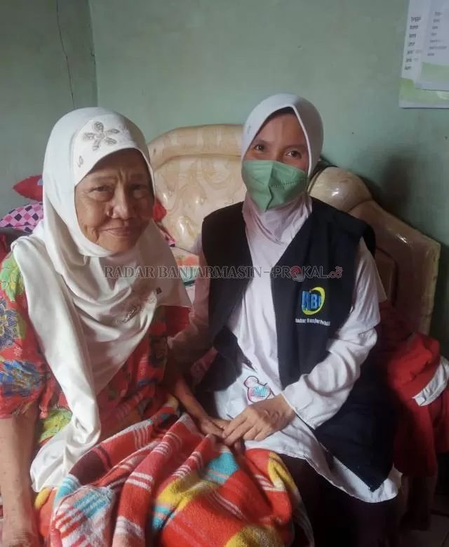SEBATANG KARA: Ani, nenek berusia 60 tahun dan tinggal sebatang kara di Landasan Ulin Banjarbaru meminta bantuan bisa dipertemukan dengan keluarganya yang berada di Jakarta usai belasan tahun putus komunikasi. Inset foto Ani semasa muda. | Foto: Muhammad Rifani/Radar Banjarmasin